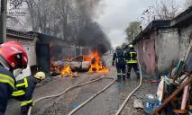 В Каменском горели гараж и авто: пострадал мужчина