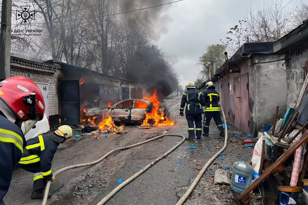 Новости Днепра про У Кам'янському горіли гараж та авто: постраждав чоловік