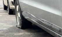 В Днепре неизвестные порезали колеса на автомобиле волонтеров: комментарий полиции
