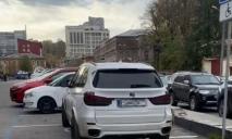 «Король парковки»: водитель BMW из Днепра занял сразу 3 места предназначенных для людей с инвалидностью