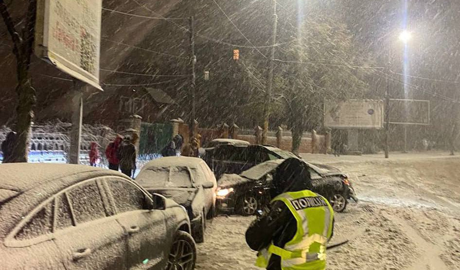 Новости Днепра про Через перший сніг у Дніпрі за добу сталося три десятки аварій: чи є постраждалі