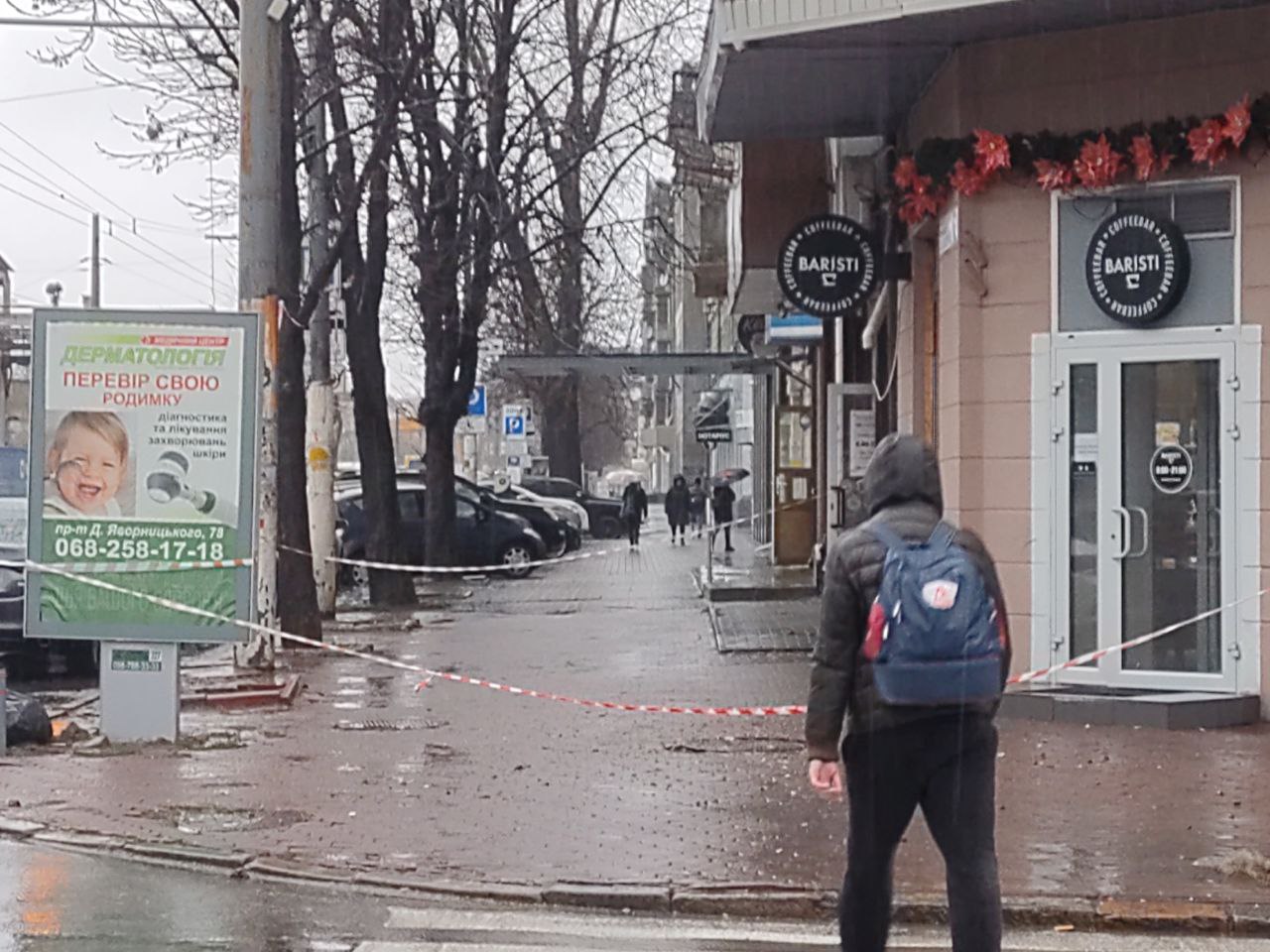 Новости Днепра про У Дніпрі на проспекті Яворницького балкон обвалився на тротуар: чи є ще загроза для пішоходів