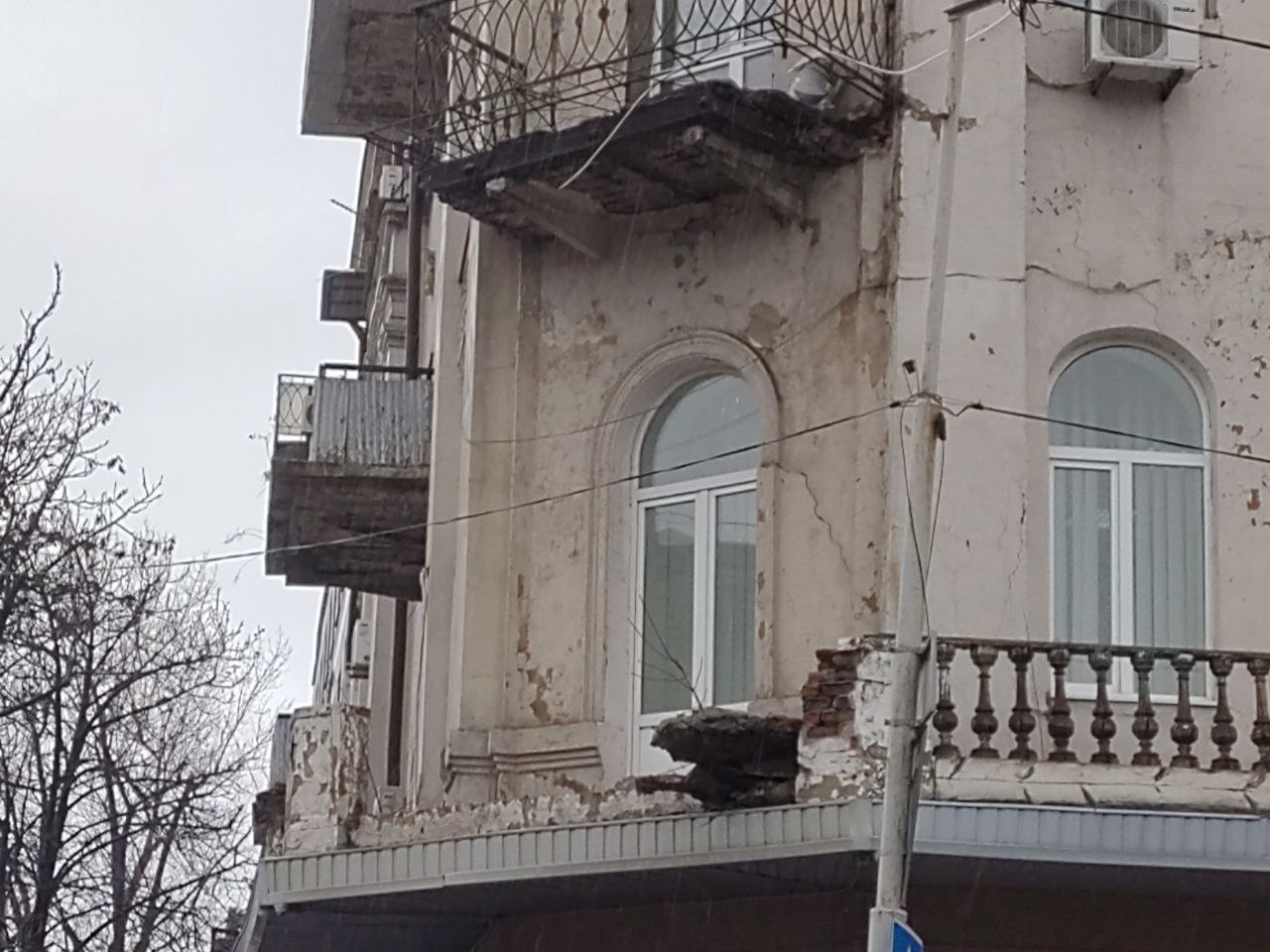 Новости Днепра про У Дніпрі на проспекті Яворницького балкон обвалився на тротуар: чи є ще загроза для пішоходів