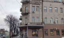 У Дніпрі на проспекті Яворницького балкон обвалився на тротуар: чи є ще загроза для пішоходів