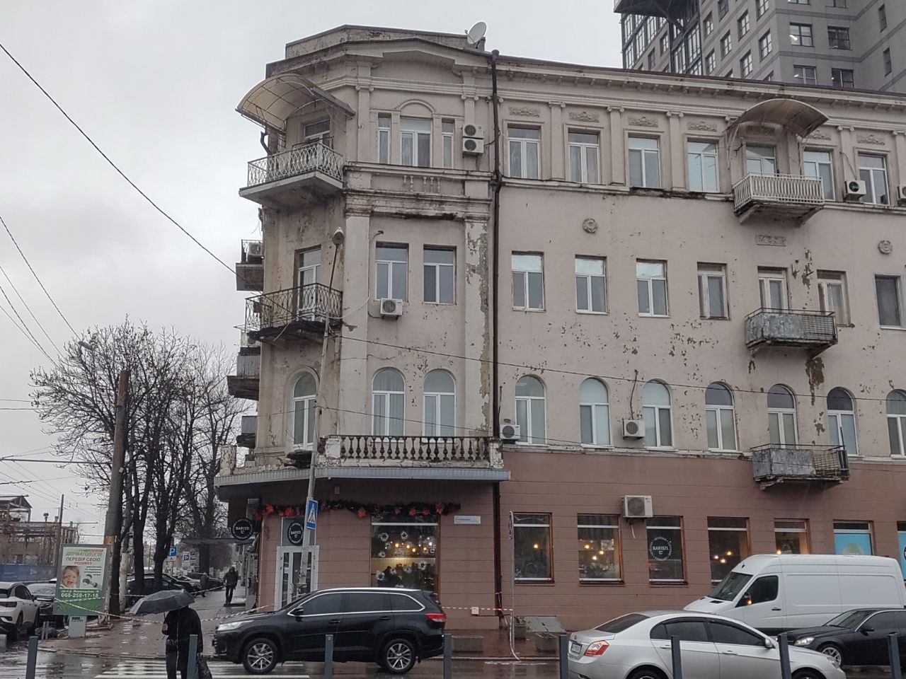 Новости Днепра про В Днепре на проспекте Яворницкого балкон обвалился на тротуар: есть ли еще угроза для пешеходов