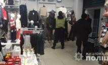 В центре Днепра 60-летний мужчина пытался сбежать из магазина в украденной одежде