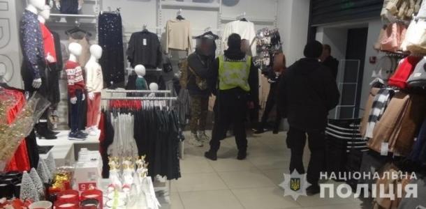 В центре Днепра 60-летний мужчина пытался сбежать из магазина в украденной одежде