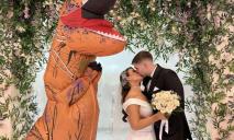 Динозавр и лошади: ЗАГС Днепра показал самых необычных гостей на свадьбах