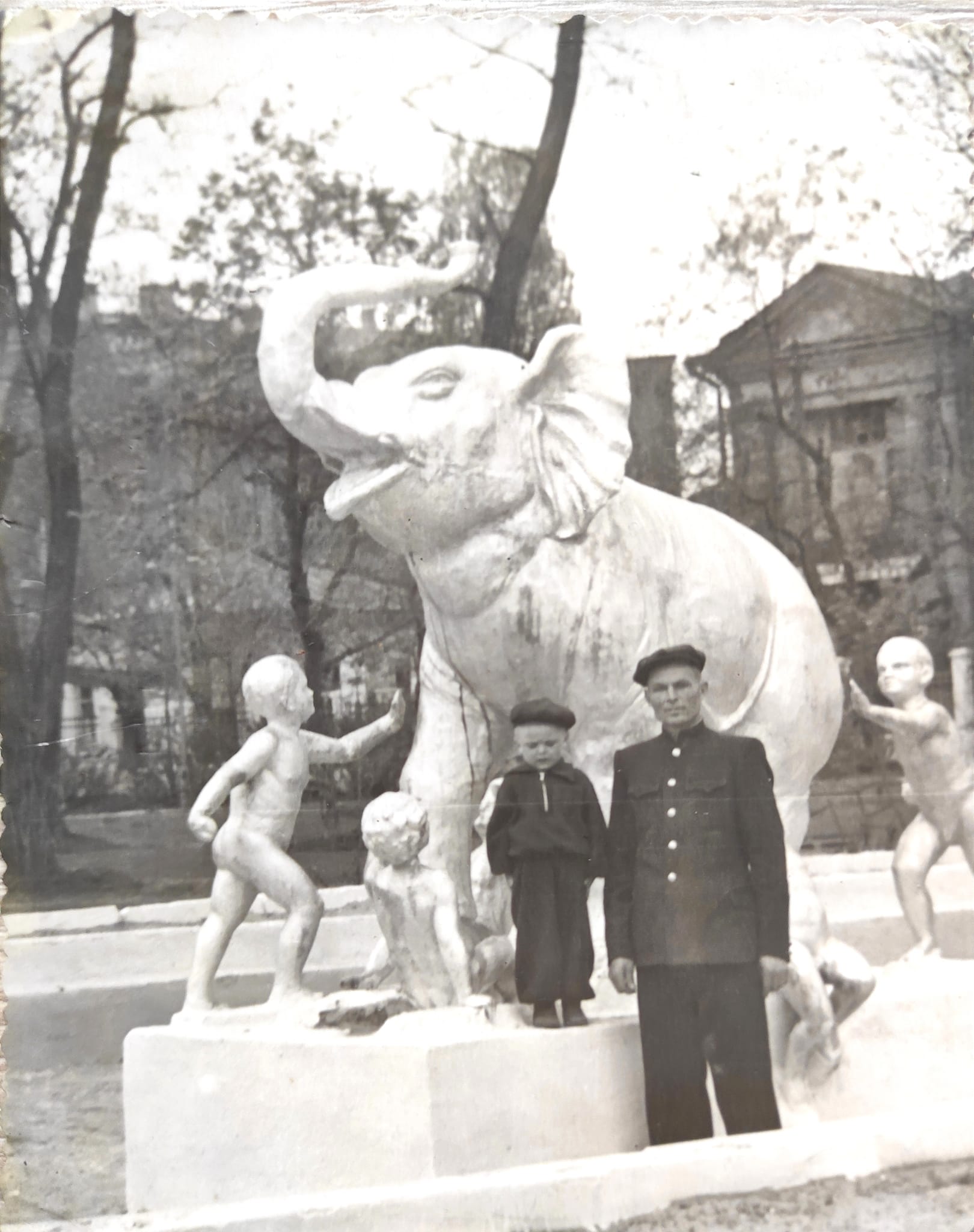 Новости Днепра про Раньше в центре Днепра стоял огромный слон: в сети опубликовали редкое фото