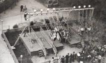 Як виглядали легендарні гойдалки «Човники» у парках Дніпра понад 50 років тому (ФОТО)