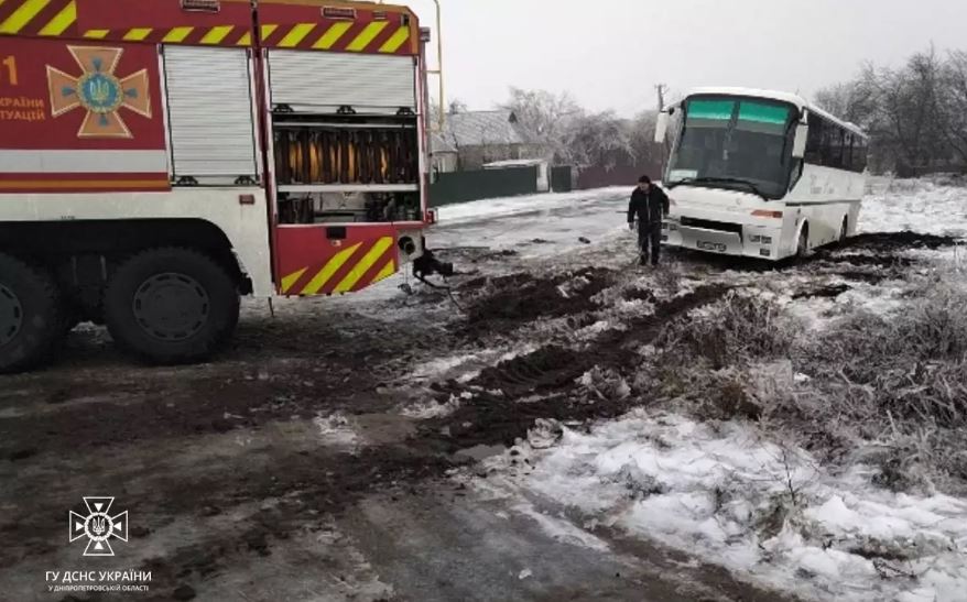 Новости Днепра про На Дніпропетровщині автобус з пасажирами злетів у кювет та застряг в снігу