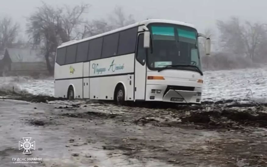 Новости Днепра про На Дніпропетровщині автобус з пасажирами злетів у кювет та застряг в снігу