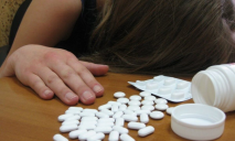 На Днепропетровщине 14-летняя девочка наглоталась таблеток из-за безответной любви