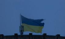 Штормовий вітер пошматував найбільший прапор України у Дніпрі