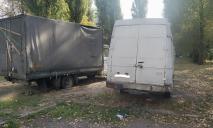 Жители Днепра жалуются на автомобильного «Плюшкина»: завалил старыми машинами пол района