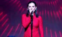 Скандальна блогерка із Дніпра переклала українською хіт співачки-запроданки та викликала неоднозначні реакції