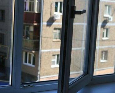 В Днепре 41-летняя женщина выпрыгнула с 5-го этажа: комментарий полиции