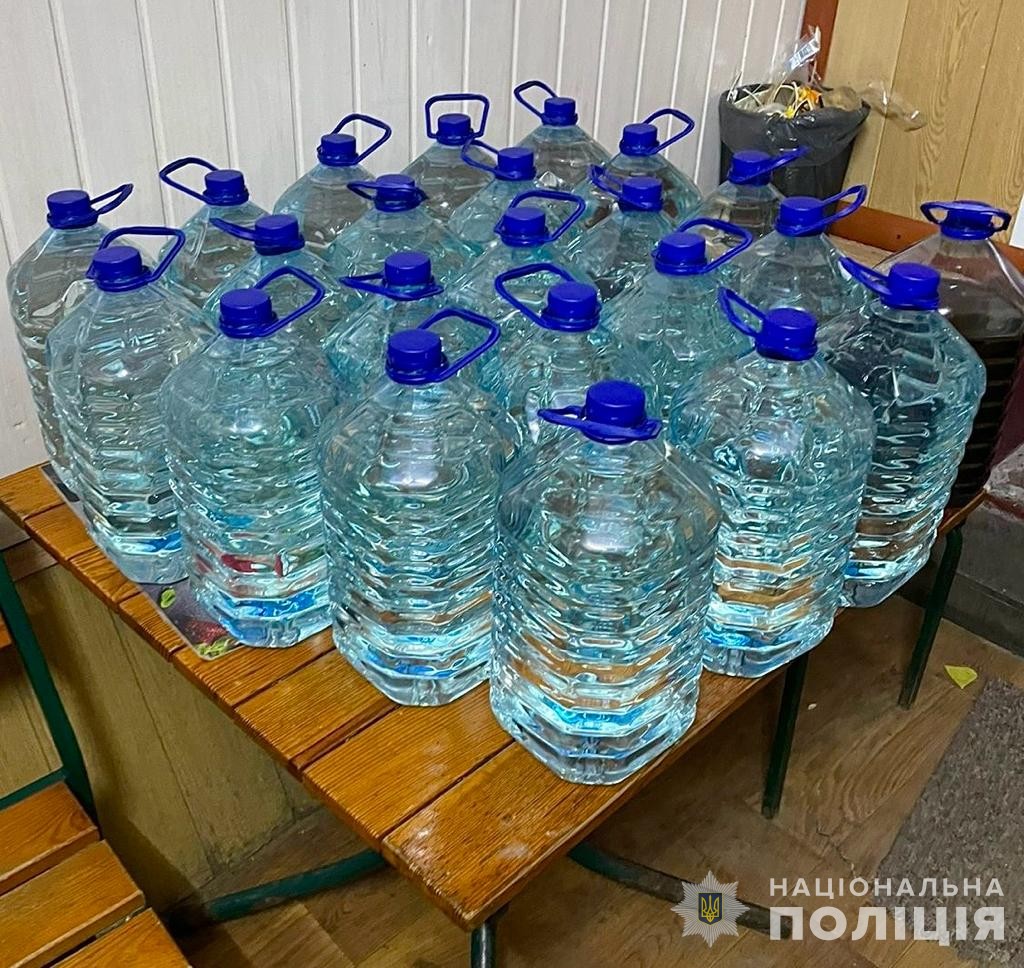 Новости Днепра про Розливали з 5-літрових пляшок: у магазинах Дніпра виявили безакцизний алкоголь