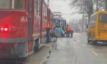 В Днепре на проспекте Богдана Хмельницкого трамвай сошел с рельсов: электротранспорт может задерживаться
