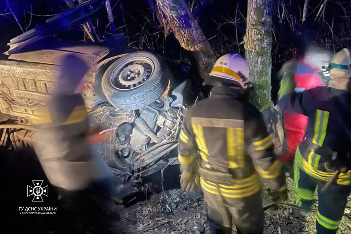 Новости Днепра про На Дніпропетровщині Chevrolet злетів в кювет та врізався в дерево: є загиблий та постраждалий