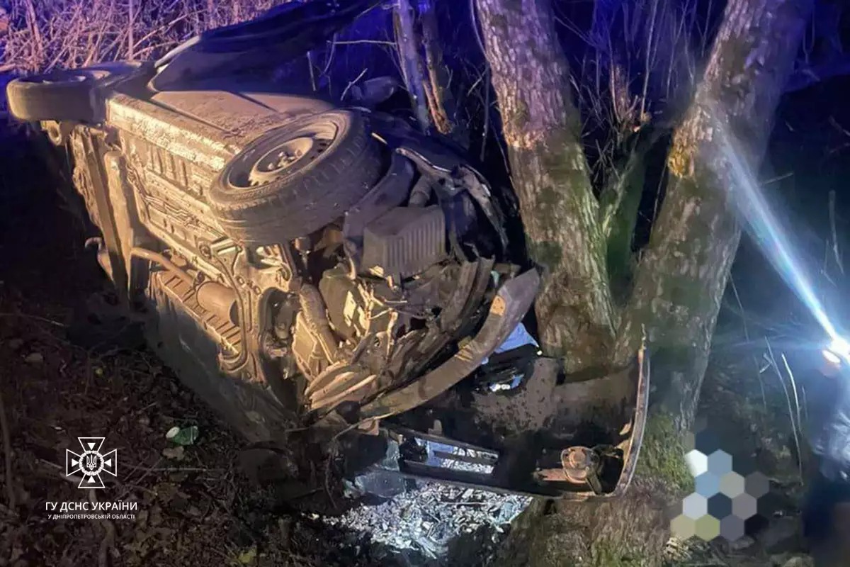 Новости Днепра про На Дніпропетровщині Chevrolet злетів в кювет та врізався в дерево: є загиблий та постраждалий