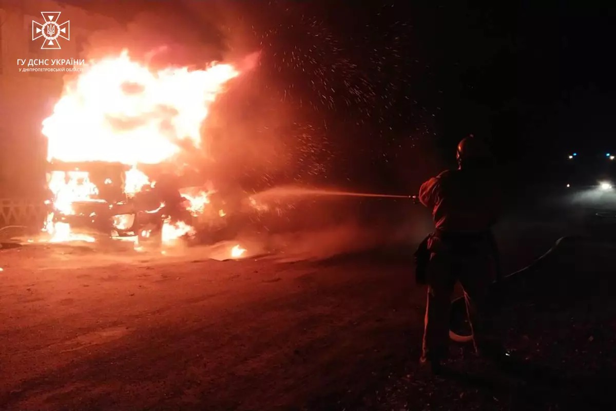 Новости Днепра про В Криворожском районе вспыхнула фура: огонь полностью охватил кабину (ФОТО)