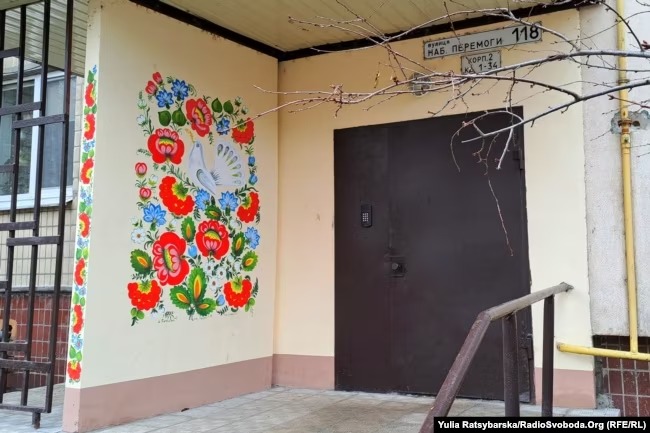 Новости Днепра про У Дніпрі один із під'їздів будинку на Перемозі, в який влучила російська ракета, розмалювали петриківкою