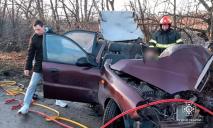 На Дніпропетровщині зіткнулися «КАМАЗ» та Daewoo Lanos: водій легковика опинився у пастці