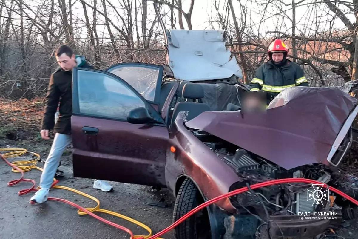 Новости Днепра про На Дніпропетровщині зіткнулися «КАМАЗ» та Daewoo Lanos: водій легковика опинився у пастці