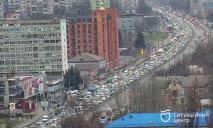 В Днепре на Центральном мосту и Слобожанском проспекте образовалась многокилометровая пробка: что произошло