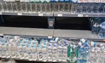 Частина Дніпра з ночі без води: у супермаркетах розгрібають пляшки з мінералкою
