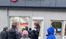 В Днепре после суток без связи «Киевстар» собрались очереди в магазинах мобильных операторов