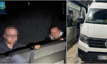 Спрятал в багажнике: водитель с Днепропетровщины нелегально возил мужчин за границу