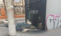 В Кривом Роге на площади Освобождения вандалы сожгли биотуалет