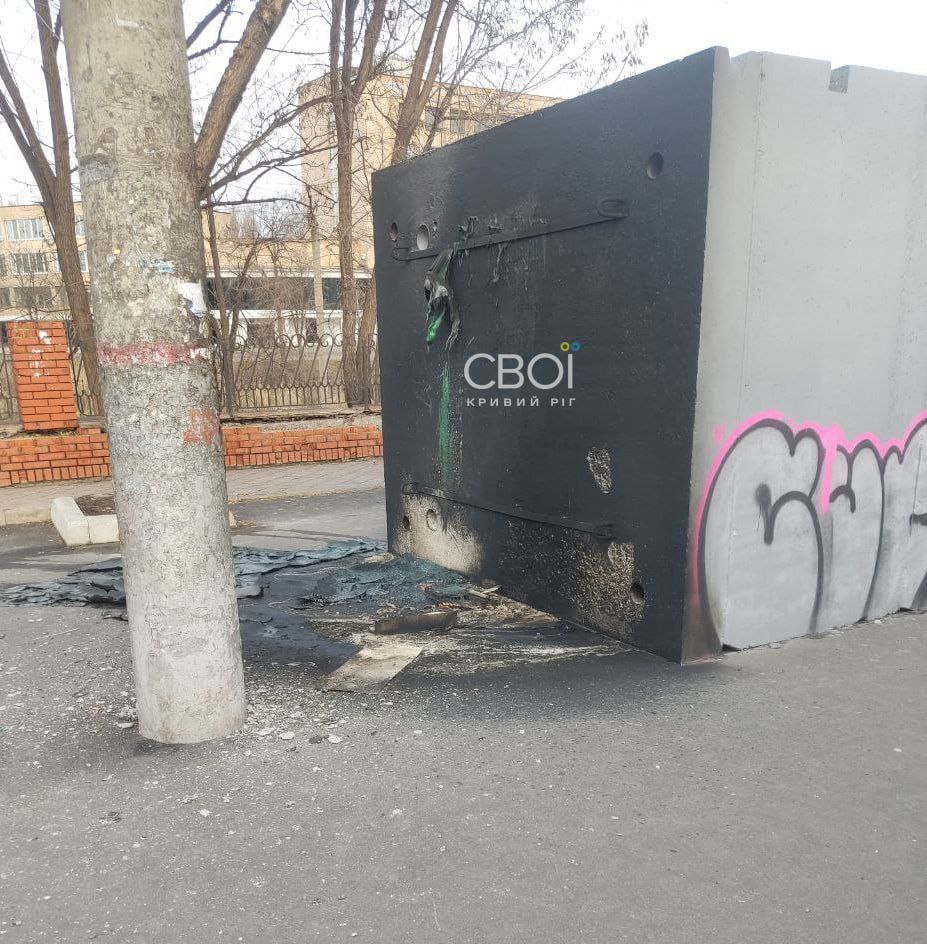 Новости Днепра про У Кривому Розі на площі Визволення вандали спалили біотуалет