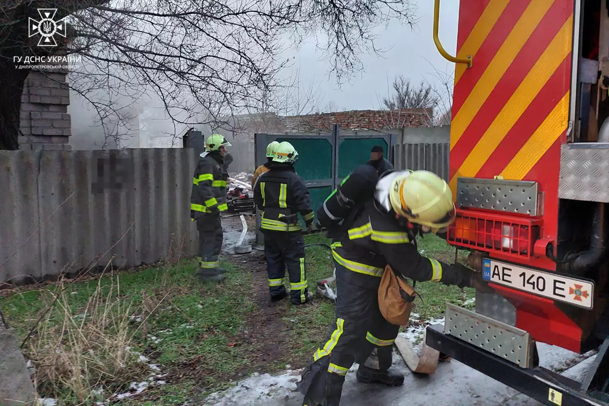 Новости Днепра про На Дніпропетровщині рятувальники тушили пожежу у будинку: постраждав чоловік