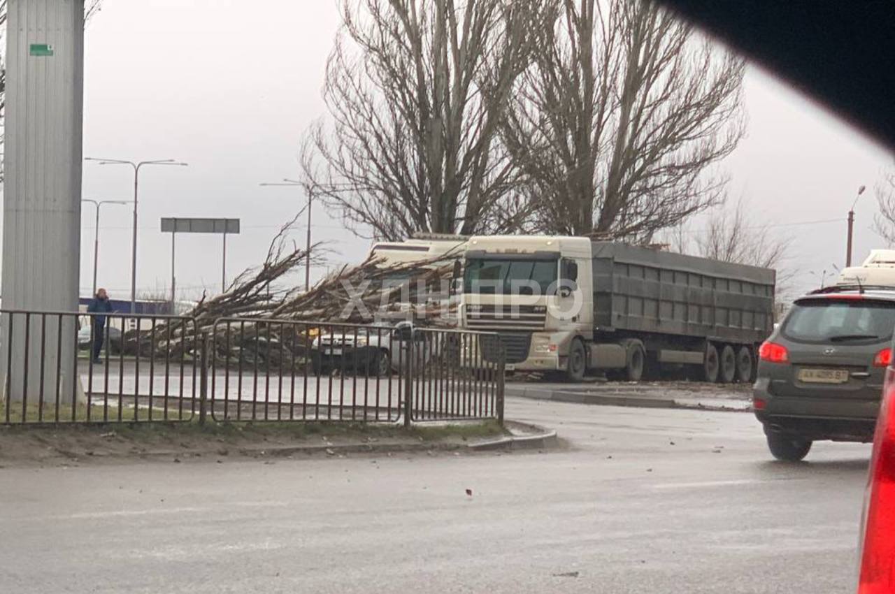 Новости Днепра про У Дніпрі шквальним вітром знесло торговельні павільйони на Воронцовському ринку