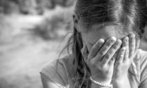 На Дніпропетровщині чоловік протягом року ґвалтував 11-річну доньку співмешканки