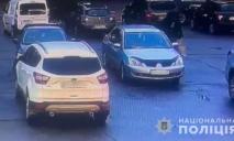 Двое жителей Днепра обворовывали автомобили на парковке ТРЦ: детали схемы