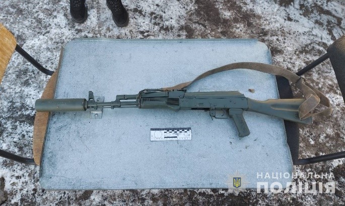 Новости Днепра про Автомат, набої та граната: на Дніпропетровщині у водія вилучили арсенал зброї