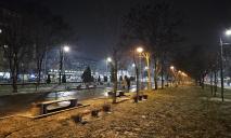 Жителі Дніпра залишають послання на першому січневому снігу (ФОТО)