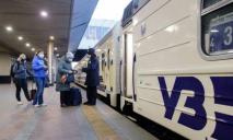 Поездом, курсирующим через Днепр, перевезли наибольшее количество пассажиров во время праздников