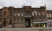 Квартал старовинних «катерининок» у центрі Дніпра: як виглядають будівлі та чому в них десятки дверей (ФОТО)