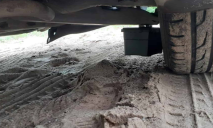 В одном из районов Днепра под автомобилем обнаружили предмет, похожий на взрывчатку: комментарий полиции