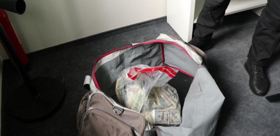 Новости Днепра про Кілька мішків набитих тисячами доларів, вилучених у банди з Дніпра, віддали до держбюджету
