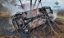 В Днепропетровской области ВАЗ столкнулся с деревом, перевернулся и загорелся