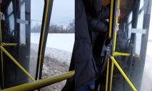На Дніпропетровщині помітили маршрутку-екстремала: на ходу з відчиненими дверима (ВІДЕО)