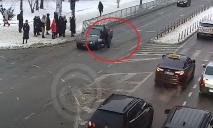 Переходил на «красный»: в Днепре возле «Нового центра» Mercedes сбил мужчину и уехал