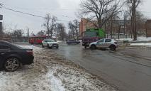 У Дніпрі на Святослава Хороброго зіткнулися сміттєвоз та таксі: рух трамваїв заблоковано