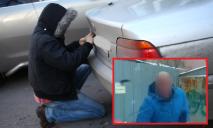 У Дніпрі невідомий чоловік краде номерні знаки з авто